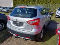 Skats no labās puses aizmugurē