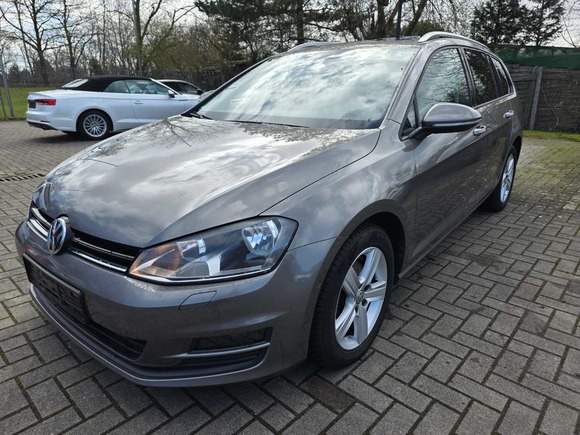 Skats no kreisās puses priekšā