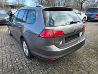 Skats no kreisās puses aizmugurē