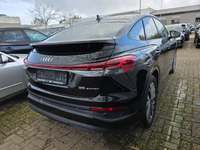 Skats no labās puses aizmugurē