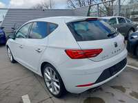 Skats no kreisās puses aizmugurē