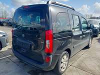 Skats no labās puses aizmugurē