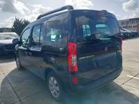 Skats no kreisās puses aizmugurē