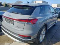 Skats no labās puses aizmugurē