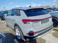 Skats no kreisās puses aizmugurē