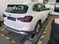 Skats no labās puses aizmugurē