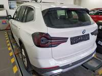 Skats no kreisās puses aizmugurē