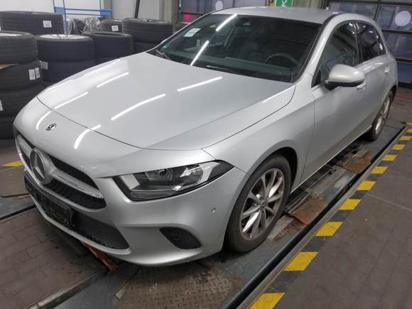 Skats no kreisās puses priekšā