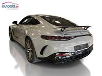 Skats no kreisās puses aizmugurē