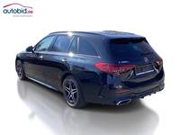 Skats no kreisās puses aizmugurē