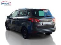 Skats no kreisās puses aizmugurē