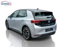 Skats no kreisās puses aizmugurē