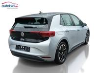 Skats no labās puses aizmugurē