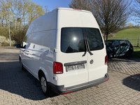 Skats no kreisās puses aizmugurē