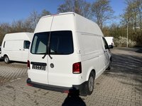 Skats no labās puses aizmugurē