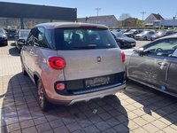 Skats no kreisās puses aizmugurē