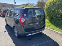 Skats no kreisās puses aizmugurē