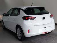 Skats no kreisās puses aizmugurē