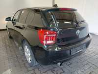 Skats no kreisās puses aizmugurē