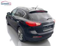 Skats no kreisās puses aizmugurē