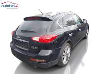 Skats no labās puses aizmugurē