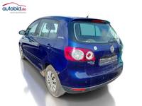 Skats no kreisās puses aizmugurē