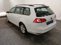 Skats no kreisās puses aizmugurē