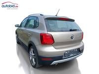 Skats no kreisās puses aizmugurē