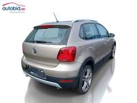 Skats no labās puses aizmugurē