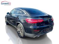 Skats no kreisās puses aizmugurē