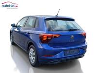 Skats no kreisās puses aizmugurē