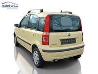 Skats no kreisās puses aizmugurē