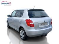 Skats no kreisās puses aizmugurē