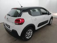 Skats no labās puses aizmugurē