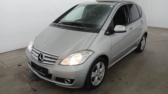 Skats no kreisās puses priekšā