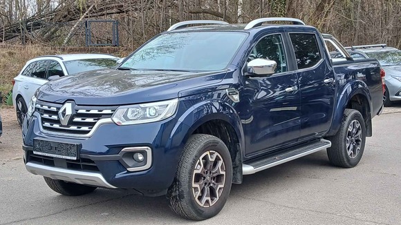 Skats no kreisās puses priekšā