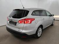 Skats no labās puses aizmugurē