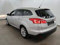 Skats no kreisās puses aizmugurē