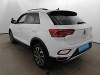 Skats no kreisās puses aizmugurē