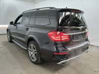 Skats no kreisās puses aizmugurē