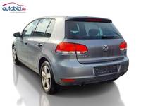 Skats no kreisās puses aizmugurē