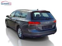 Skats no kreisās puses aizmugurē