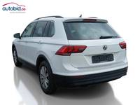 Skats no kreisās puses aizmugurē