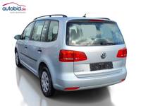 Skats no kreisās puses aizmugurē