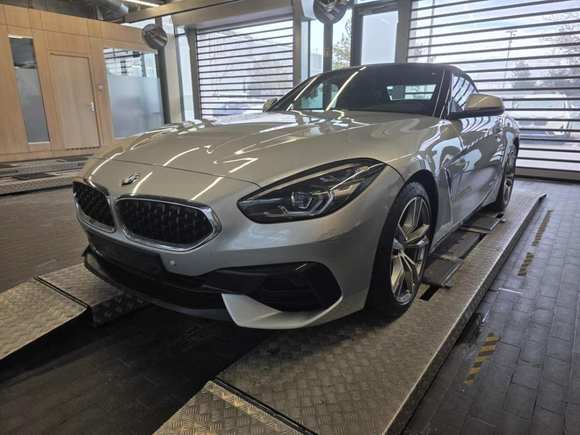 Pogled od napred levo