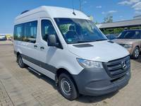 Skats no labās puses priekšā