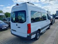 Skats no labās puses aizmugurē