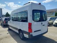 Skats no kreisās puses aizmugurē