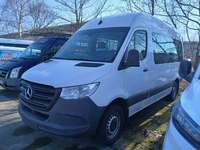 Skats no kreisās puses priekšā