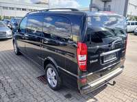 Skats no kreisās puses aizmugurē